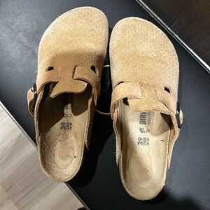Birkenstock. Boston Clog Mules in Tan. Size 39